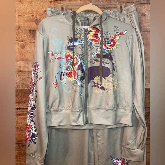 Skulls & Roses Jogging Suit Outfit - Picture 3 of 12